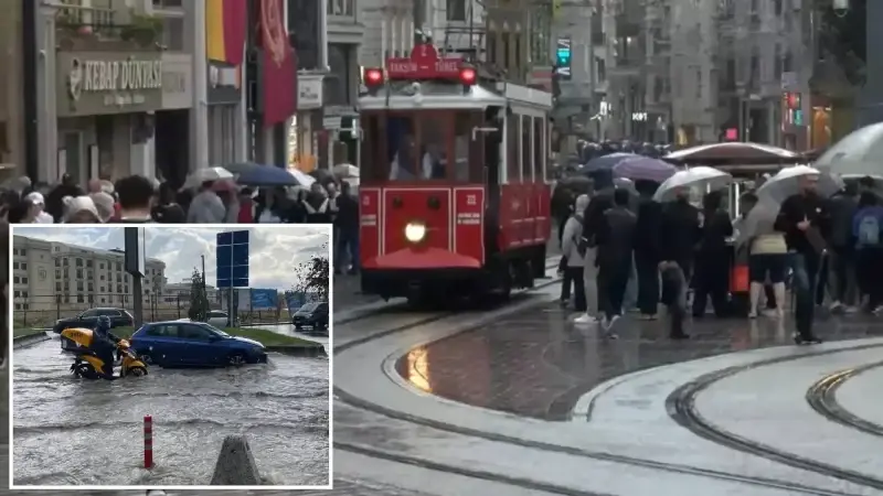 İstanbul'da sağanak nedeniyle su birikintisinin oluştuğu yollarda araçlar güçlükle ilerledi