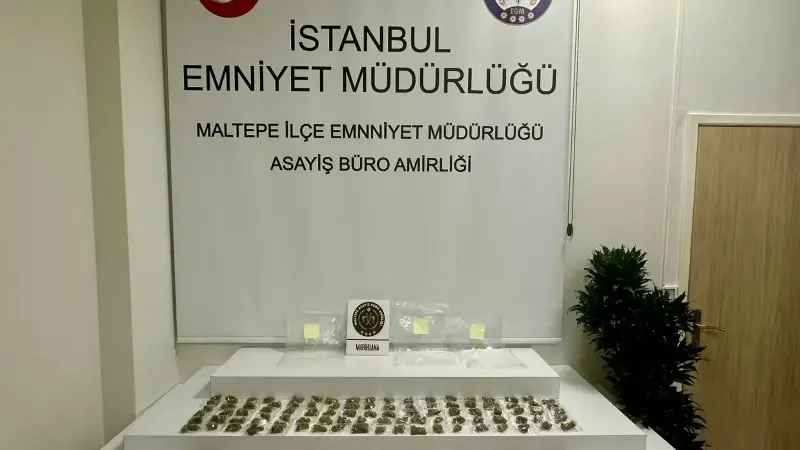 Adrese yapılan baskında C.Ö. (25) ve H.F.E. (25) gözaltına alındı. Buradaki aramalarda 149 parça halinde toplam 510 gram marihuana bulundu.