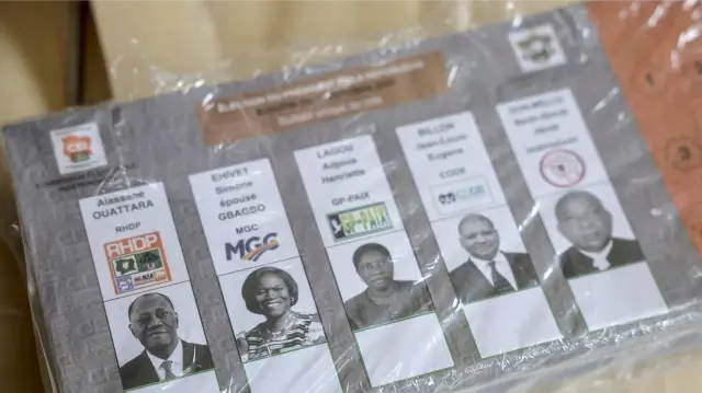 Des responsables de la Commission électorale indépendante de Côte d'Ivoire (CEI) préparent le matériel électoral au bureau de vote de l'école Segbe à Yopougon, Abidjan, le 25 octobre 2025, avant l'ouverture des urnes pour l'élection présidentielle en Côte d'Ivoire.