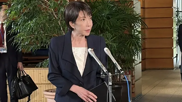 La Première ministre japonaise Sanae Takaichi répond aux questions des journalistes après le tir de missile nord-coréen, au bureau du Premier ministre à Tokyo, le 22 octobre 2025. La Corée du Nord a tiré plusieurs missiles balistiques le 22 octobre, son premier tir de ce type depuis des mois, une semaine avant que les dirigeants mondiaux, dont le président américain Donald Trump, ne se rendent en Corée du Sud pour un sommet.