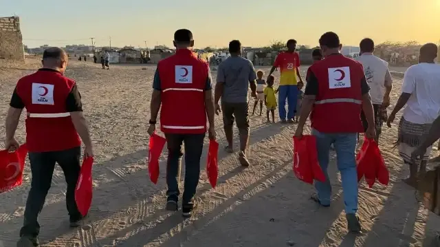 جمعية "الهلال" التركية توزع مساعدات متنوعة في غزة