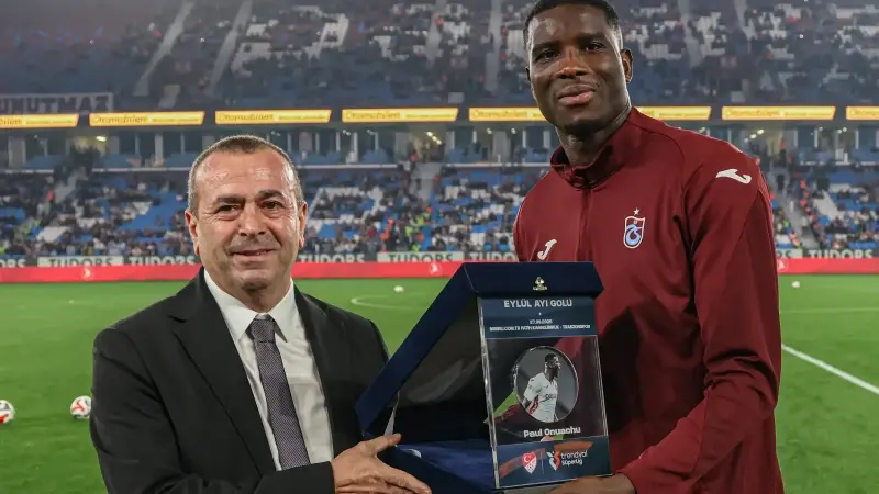 Paul Onuachu'ya maç öncesi ödülü takdim edildi.