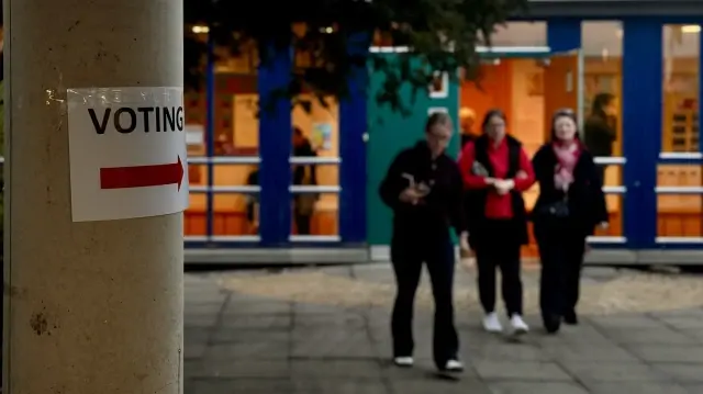 En Irlande, environ 3,5 millions d'électeurs ont commencé à voter pour élire le 10e président du pays. Les gens se sont rendus aux urnes pour voter.