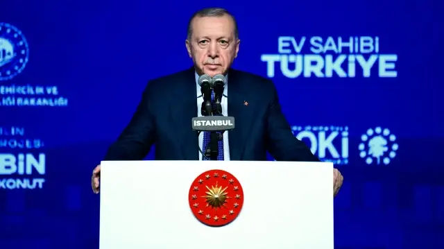 Le président turc Recep Tayyip Erdogan prononce un discours lors de l'événement "Housing Project of the Century" (Projet immobilier du siècle) à Istanbul, le 24 octobre 2025.