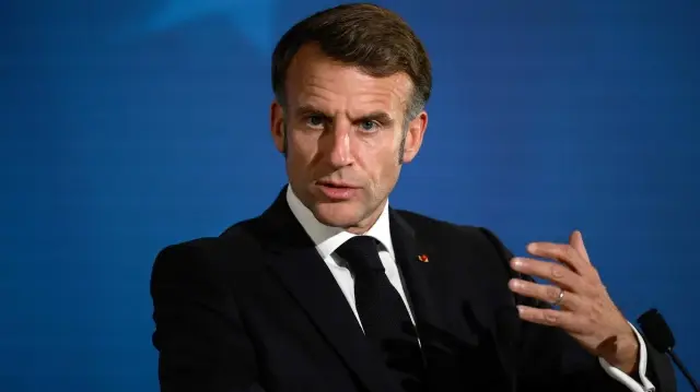 Le président français Emmanuel Macron s'exprime lors d'une conférence de presse dans le cadre de la réunion du Conseil européen qui rassemble les 27 dirigeants de l'UE pour discuter de l'Ukraine, de la défense européenne, des récents développements au Moyen-Orient, de la compétitivité, du logement et des migrations, à Bruxelles, le 23 octobre 2025.