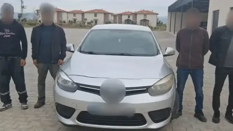 Yakalanan kaçak göçmenler.