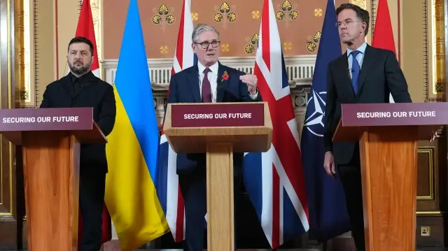 Le Premier ministre britannique Keir Starmer (au centre), le président ukrainien Volodymyr Zelensky et le secrétaire général de l'OTAN Mark Rutte participent à une conférence de presse après une réunion des partenaires internationaux de la "Coalition des volontaires" sur l'Ukraine à Londres, le 24 octobre 2025.