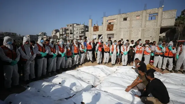 Le 24 octobre 2025, des équipes de la défense civile transfèrent les corps de Palestiniens qui auraient été tués lors des attaques israéliennes, d'un charnier situé dans le quartier de Sabra vers le cimetière Sheikh Shaban à Gaza.