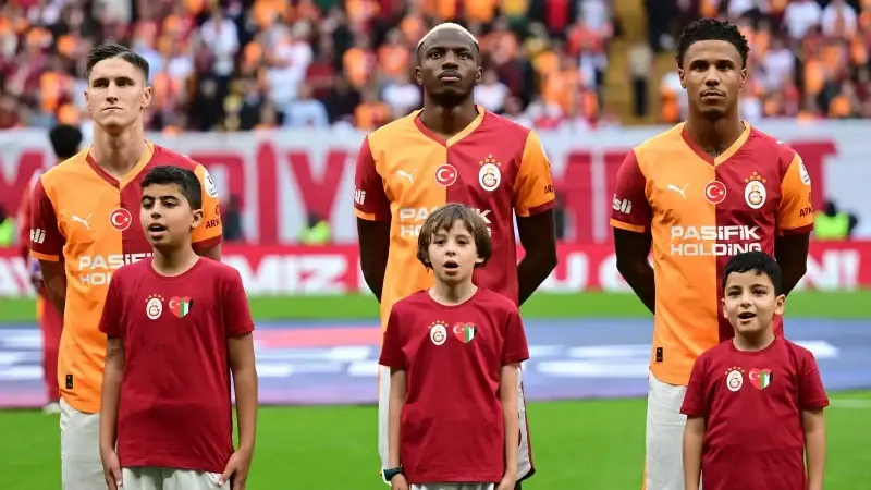 Filsitinli çocuklar seremonide futbolcuların önünde yer aldı.