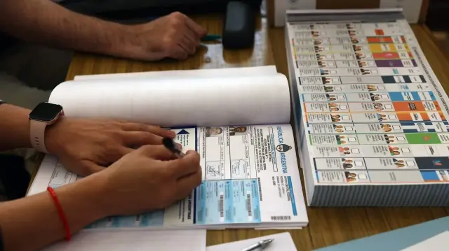 Un responsable électoral travaille dans un bureau de vote lors des élections législatives nationales de mi-mandat à Buenos Aires, le 26 octobre 2025. Les Argentins se rendent aux urnes pour des élections de mi-mandat qui détermineront si le président Javier Milei entamera la seconde moitié de son mandat renforcé ou affaibli, alors que les difficultés économiques abondent malgré une aide américaine sans précédent.
