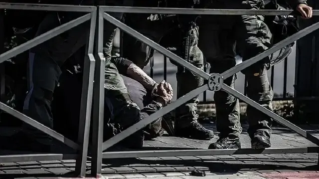 بينهم طفل ومسن.. جيش الاحتلال يعتقل 12 فلسطينيا بالضفة