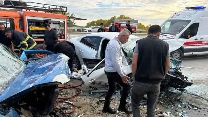 Hastaneye kaldırılan yaralıların tedavisi sürüyor.