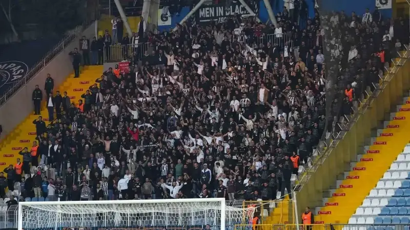 Kasımpaşa maçında deplasman tribününde yer alan Beşiktaş taraftarları.