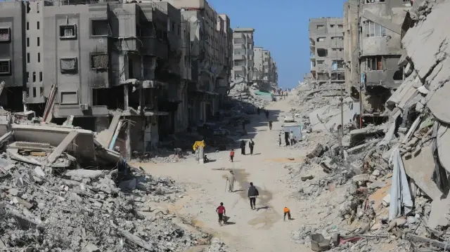 Une vue prise depuis Sheikh Ridwan, dans la ville de Gaza, montre les destructions massives laissées par l'armée israélienne après son retrait à la suite d'un accord de cessez-le-feu, le 25 octobre 2025.