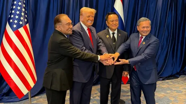 Une cérémonie de signature a été organisée à Kuala Lumpur, capitale de la Malaisie, dans le cadre du 47e sommet de l'Association des nations de l'Asie du Sud-Est (ASEAN). Le Premier ministre thaïlandais Anutin Charnvirakul et le Premier ministre cambodgien Hun Manet ont signé un "accord de paix" en présence du président américain Donald Trump et du Premier ministre malaisien Enver İbrahim, hôte du sommet. Dans le cadre de cet accord, la Thaïlande libérera les prisonniers cambodgiens et le Cambodge commencera à retirer ses armes lourdes de la zone frontalière.