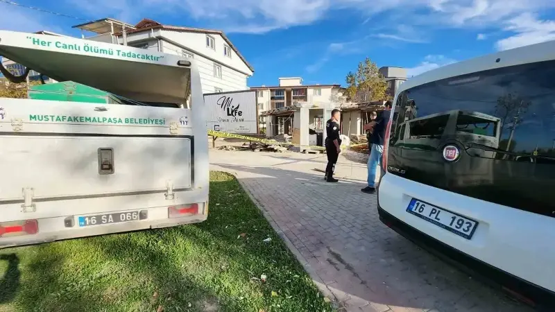 Polis ekipleri olayla ilgili inceleme başlattı.