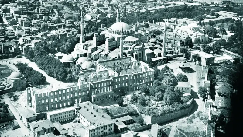 1933 yılında yangında harap olan ilk Darülfünun binası.