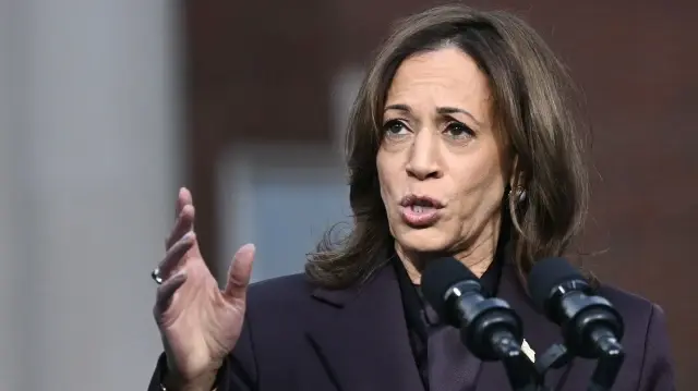 La vice-présidente américaine Kamala Harris s'exprime à l'université Howard de Washington, DC, le 6 novembre 2024. L'ancienne vice-présidente américaine Kamala Harris a déclaré qu'il était "imprudent" de laisser Joe Biden se présenter pour un second mandat présidentiel, dans un extrait publié le 10 septembre 2025 de ses mémoires à paraître. 