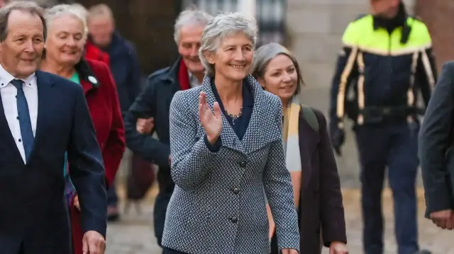Catherine Connolly (C) sourit à son arrivée au château de Dublin, après avoir été déclarée vainqueur de l'élection présidentielle et désignée prochaine présidente de l'Irlande, le 25 octobre 2025 à Dublin.