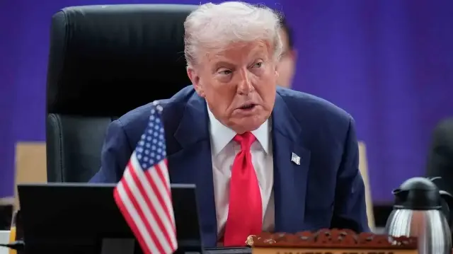 Le président américain Donald Trump, qui participait au 47e sommet de l'Association des nations de l'Asie du Sud-Est (ASEAN) organisé à Kuala Lumpur, la capitale de la Malaisie, a pris part à une séance de travail avec les dirigeants américains et ceux de l'ASEAN après la photo de famille. Dans son discours d'ouverture, Donald Trump a remercié le Premier ministre malaisien Anwar Ibrahim, hôte de la réunion, et a déclaré que la journée avait été très fructueuse en Malaisie.