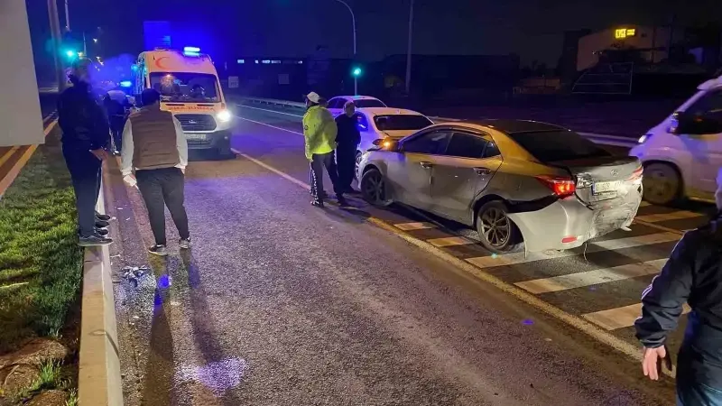 Çarpmanın etkisiyle hızlanan 16 SZB 17 plakalı otomobil de önünde bekleyen Döndü M. (52) yönetimindeki 16 BKB 485 plakalı otomobile arkadan çarparak durabildi.