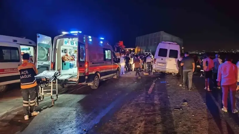 Minibüs ile traktörün çarpışması sonucu meydana gelen kazada 15 kişi yaralandı.
