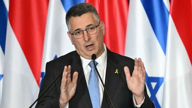 Le ministre israélien des Affaires étrangères, Gideon Sa'ar, répond à la question d'un journaliste lors d'une conférence de presse à la Puskas Arena de Budapest, en Hongrie, le 27 octobre 2025.