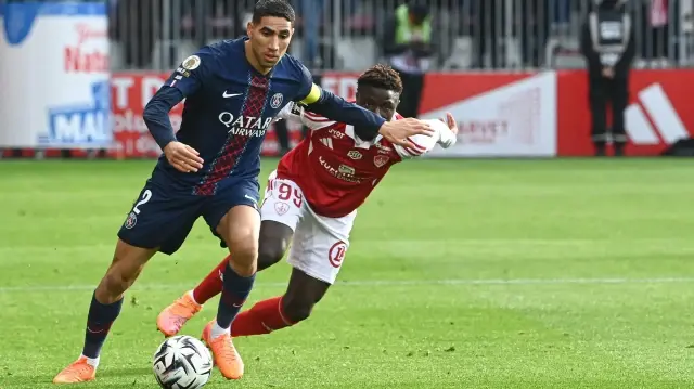 Le défenseur marocain du Paris Saint-Germain  Achraf Hakimi (à gauche) et l’attaquant sénégalais du Stade Brestois n°99 lors du match de Ligue 1 entre les deux formations au stade Francis-Le Blé à Brest, le 25 octobre 2025. 