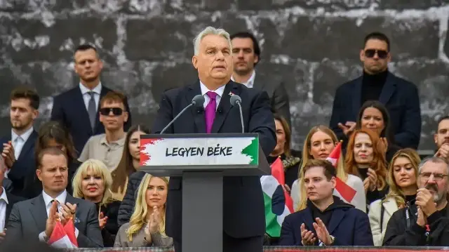 Le Premier ministre hongrois Viktor Orban s'adresse à ses partisans devant le Parlement hongrois à Budapest, en Hongrie, le 23 octobre 2025, à l'issue d'une "marche pour la paix" et lors d'un rassemblement commémorant le 69e anniversaire du soulèvement hongrois contre l'occupation soviétique.