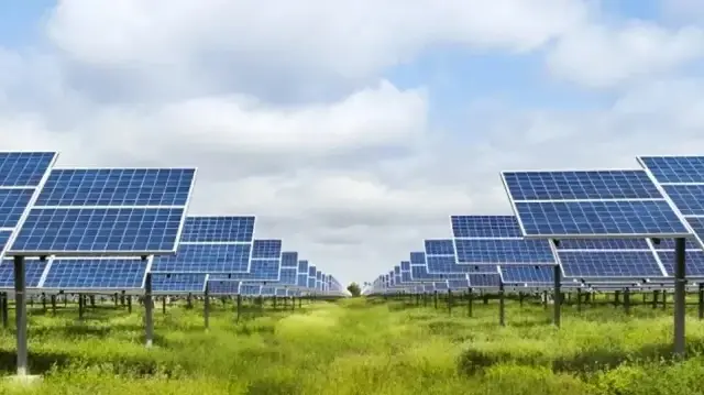Alors que l’énergie solaire aide le Pakistan à combler son déficit énergétique, experts et écologistes alertent sur les risques environnementaux liés aux déchets électroniques.