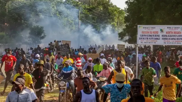 Des manifestants s'enfuient après avoir été dispersés par des policiers camerounais à Garoua, le 26 octobre 2025.