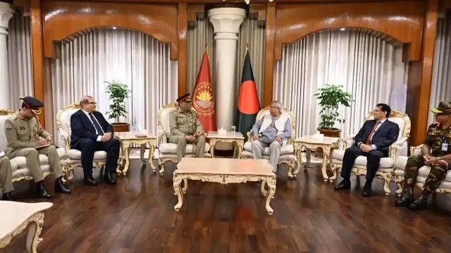 Le général Sahir Shamshad Mirza, président du Comité des chefs d’état-major interarmées du Pakistan, a rencontré le chef du gouvernement du Bangladesh, Muhammad Yunus, pour renforcer la coopération bilatérale.