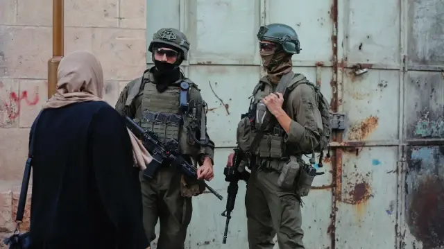 Des soldats israéliens patrouillent dans les rues de la vieille ville d'Hébron, en Cisjordanie occupée, le 25 octobre 2025.