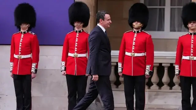 Le Premier ministre du Kosovo, Albin Kurti, passe devant une haie d'honneur à son arrivée au sommet des Balkans occidentaux, dans le centre de Londres, le 22 octobre 2025. 