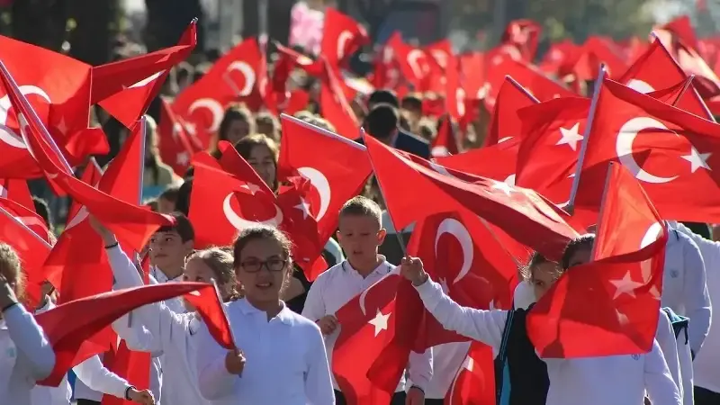 Cumhuriyet Bayramı Tatili 2025: Yarın (28 Ekim) okullar tatil mi, ders var mı? 29 Ekim tatili kaç gün sürecek? İşte tarihler