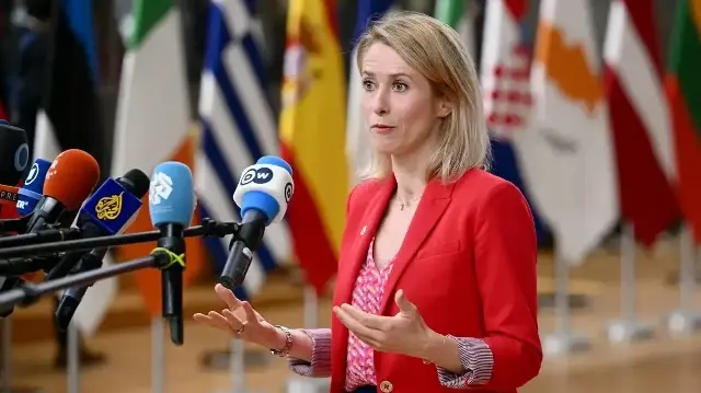 La haute représentante de l'Union européenne et vice-présidente chargée des affaires étrangères et de la politique de sécurité, Kaja Kallas, s'adresse à la presse à son arrivée à une réunion du Conseil européen réunissant les 27 dirigeants de l'UE pour discuter de l'Ukraine, de la défense européenne, des récents développements au Moyen-Orient, de la compétitivité, du logement et des migrations, à Bruxelles, le 23 octobre 2025.