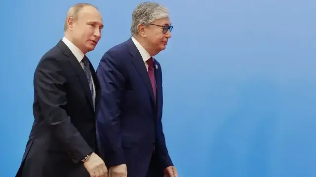 Le président kazakh Kassym-Jomart Tokayev et son homologue russe Vladimir Poutine;