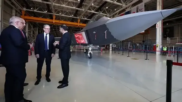 UK Prime Minister Starmer inspects Türkiye's domestic fighter jet KAAN
