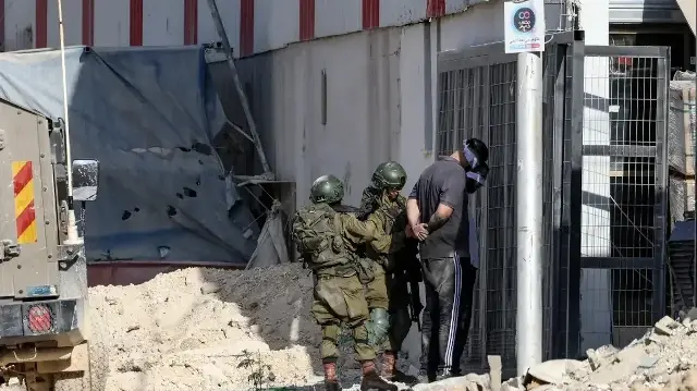 Израильская армия арестовала 21 палестинца в ходе рейдов на Западном берегу.
