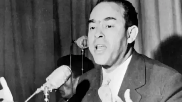 Mehdi Ben Barka, 45 ans, a été enlevé le 29 octobre 1965 devant la brasserie Lipp à Paris, avant d'être caché et de mourir noyé, la tête plongée dans une baignoire remplie, détaillent-ils dans le livre. 
