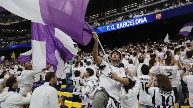 Un supporter du Real Madrid agite un drapeau avant le match de championnat d’Espagne entre le Real Madrid CF et le FC Barcelone au stade Santiago Bernabéu à Madrid, le 26 octobre 2025.