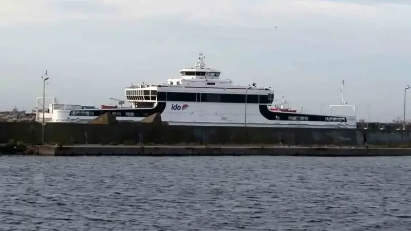 Dev dalgaların oluşması nedeniyle İDO ve Şehir Hatları bazı vapur seferlerinin iptal edildiğini duyurdu.