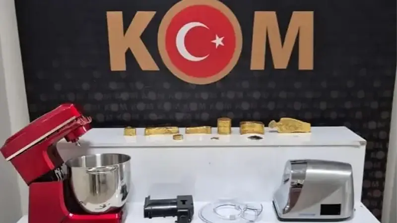 Kırşehir'de bir taksideki kıyma ve hamur yoğurma makineleri ile ayakkabı üretim kalıbı içine gizlenmiş 21 kilo 506 gram kaçak altın ele geçirilmesine ilişkin gözaltına alınan 1 şüpheli tutuklandı.