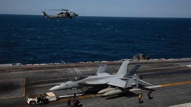 Un hélicoptère MH-60R Sea Hawk et un chasseur F/A-18F Super Hornet de la marine américaine se sont abîmés dimanche lors de deux incidents distincts en mer de Chine méridionale, sans faire de victimes.