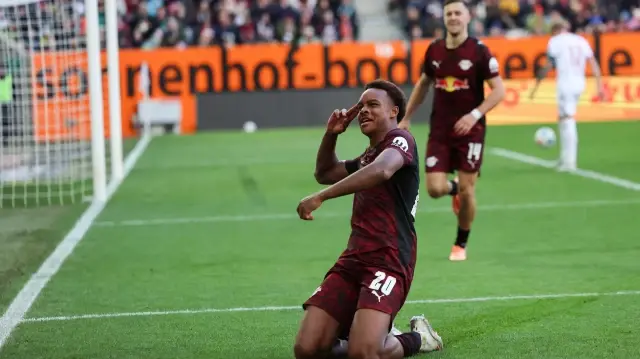 Le milieu de terrain allemand de Leipzig, Assan Ouedraogo, célèbre avec ses coéquipiers son but du 0-5 lors du match de football de première division allemande (Bundesliga) entre le FC Augsbourg et le RB Leipzig, à Augsbourg, dans le sud de l’Allemagne, le 25 octobre 2025.