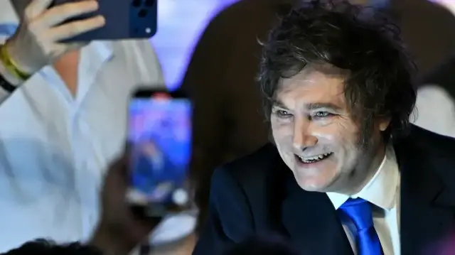 Le président argentin Javier Milei salue ses partisans au siège du parti au pouvoir, La Libertad Avanza, après les résultats des élections législatives nationales de mi-mandat à Buenos Aires, le 26 octobre 2025.