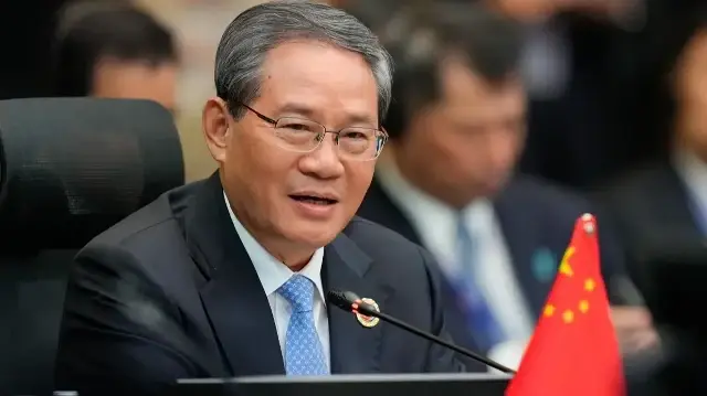 Le Premier ministre chinois Li Qiang prononce son discours d'ouverture lors du 28e sommet ASEAN Plus Trois (APT) dans le cadre du 47e sommet de l'Association des nations de l'Asie du Sud-Est (ASEAN) à Kuala Lumpur, le 27 octobre 2025.