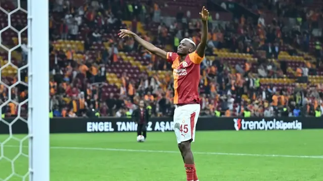 Le joueur nigérian de Galatasaray, Victor Osimhen, célèbre son but inscrit face à Göztepe lors de la 10e journée de la Süper Lig, au Rams Park, à Istanbul, le 26 octobre 2025.