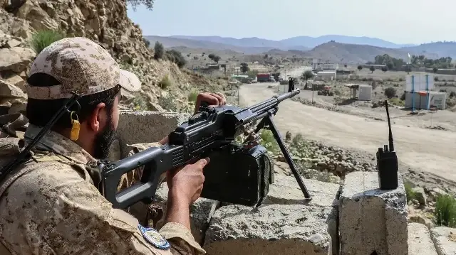 Un membre des forces de sécurité talibanes monte la garde le long d'une route près du poste-frontière de Ghulam Khan, entre l'Afghanistan et le Pakistan, dans le district de Gurbuz, au sud-est de la province de Khost, le 20 octobre 2025.