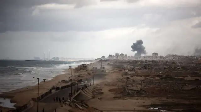 Une colonne de fumée s'élève après un bombardement israélien sur la bande de Gaza, vue depuis le nord-ouest du camp de réfugiés de Nuseirat à Gaza, le 9 octobre 2025.